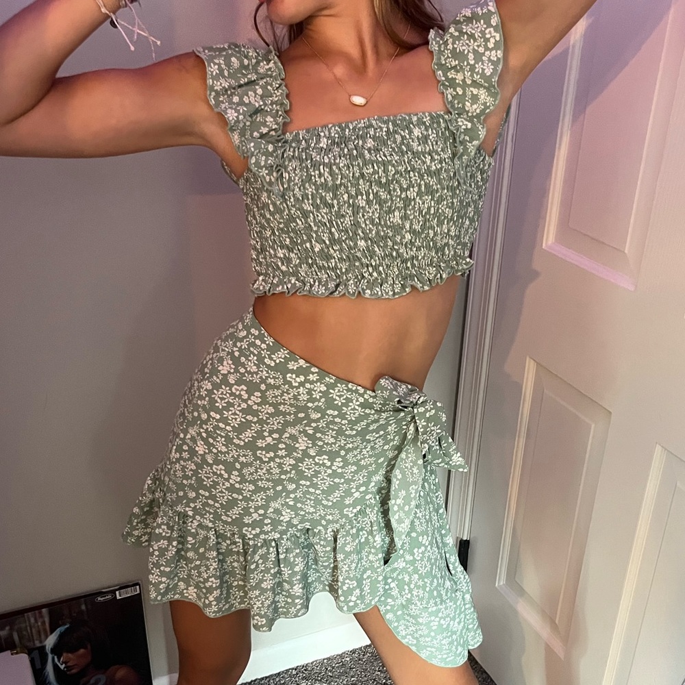 Girls 2 piece skirt set.